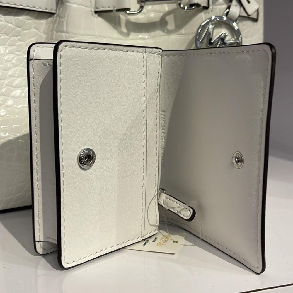 MICHAEL KORS Carson Small Pebbled Leather Wallet
OPTIC WHITE
NWT - Picture 13 of 16